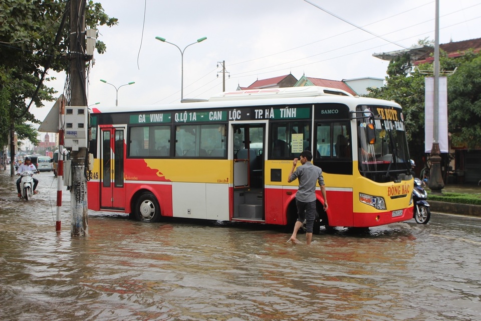 Quốc lộ ngập úng, dân phá dải phân cách khơi thông - 6