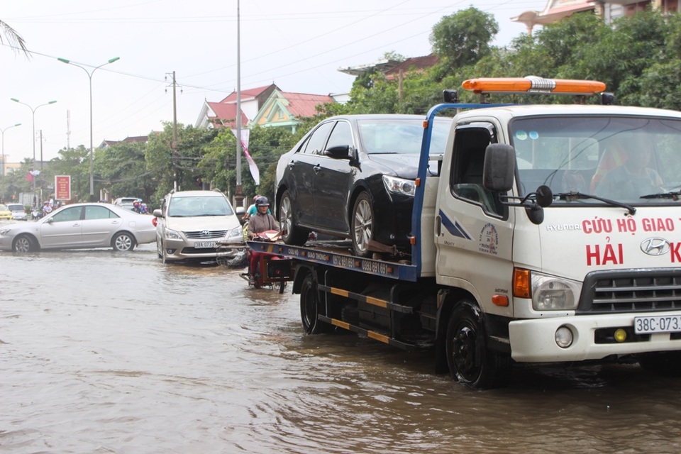 Quốc lộ ngập úng, dân phá dải phân cách khơi thông - 8