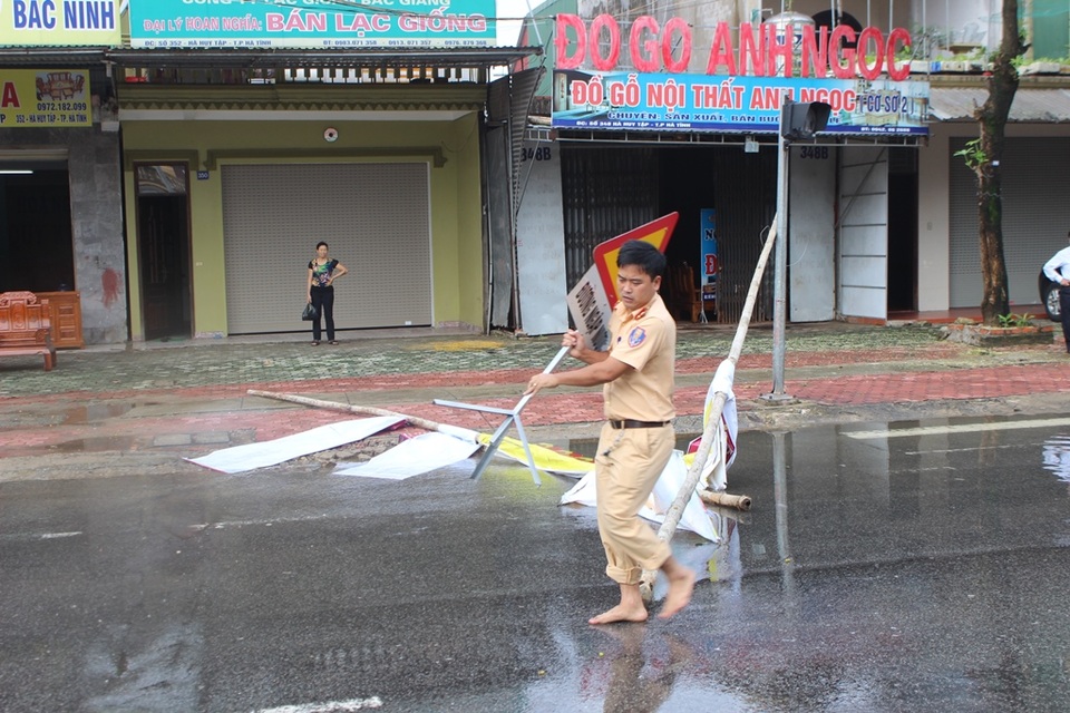 Đến 8h lực lượng CSGT có mặt để phân luồn và điều tiết giao thông