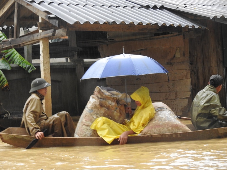 
Người dân tất tả chạy đợt lũ mới
