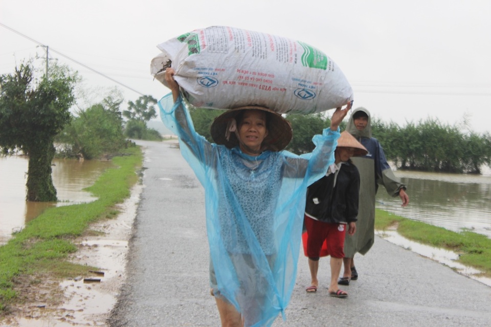 Vừa thu dọn đồ về nhà chưa được bao lâu, bà Trần Thị Liên (xóm 4, xã Hà Linh) lại tất tả đưa đồ đạc đi gửi tại những chỗ cao ráo