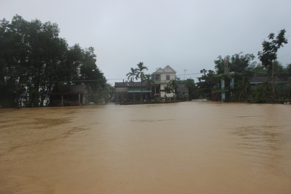 Nhiều tuyến đường giao thông tại xã Hà Linh đã ngập chìm trong nước