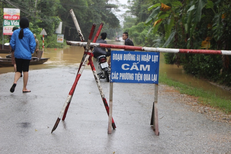 Nhiều tuyến đường ngập sâu, chính quyền địa phương phải lập rào chắn cảnh báo
