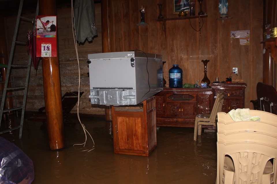 Chiếc tủ lạnh ngâm trong nước lũ trước chưa kịp sửa