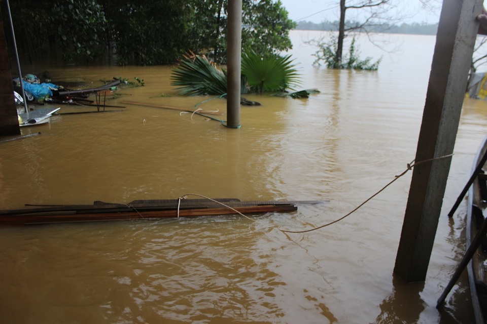 
Sợ đồ đạc trôi mất, người dân phải dùng dây buộc vào cột
