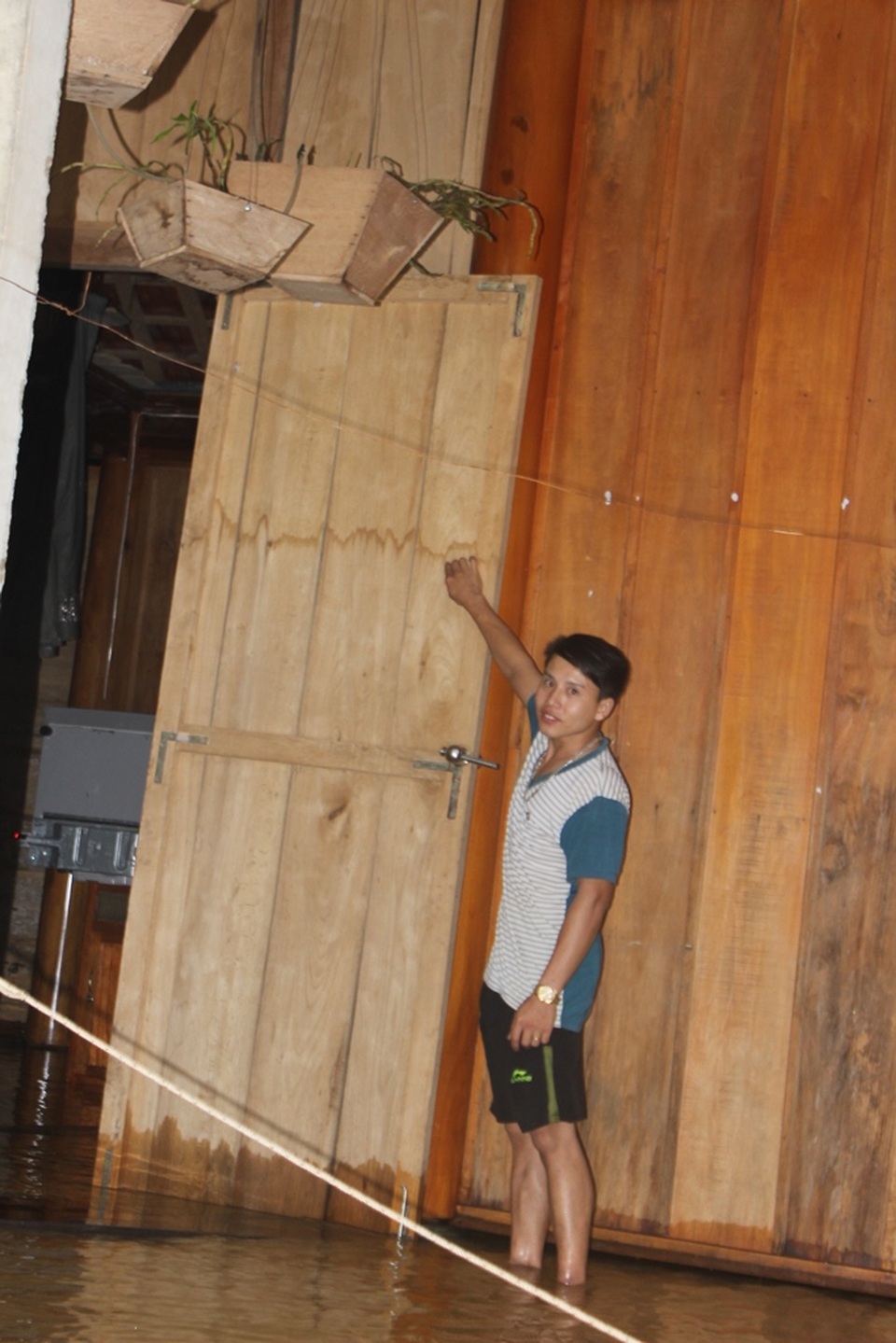 
Vệt nước lụt cũ còn chưa kịp mờ trên cửa nhà anh Trần Văn Đồng.
