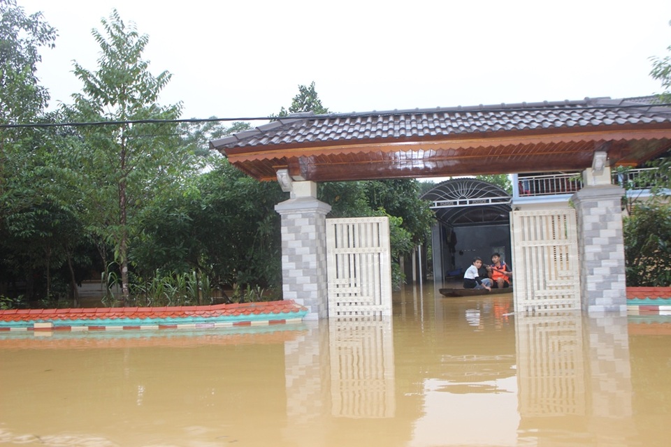 
Nước ngập cao, người dân phải chèo thuyền vào tận nhà
