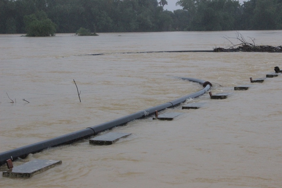 Nước chảy xiết nhiều hạng mục công trình như rào chắn, cột mốc đã bị nước lũ cuốn