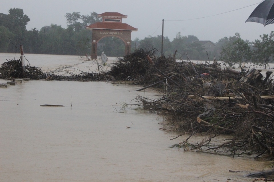 Đường vào xã Gia Phố bị ngập trong nước lũ