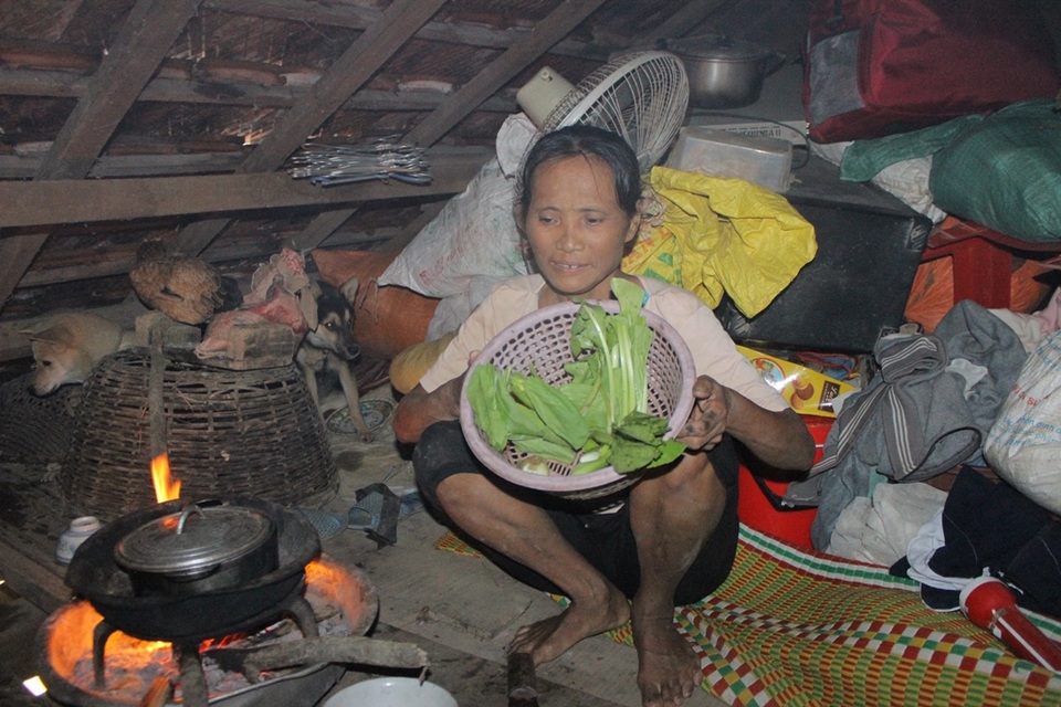 Những ngày qua bà Khang phải sống trên chạn nhờ vào mì tôm và cơm tiếp tế của chính quyền xã