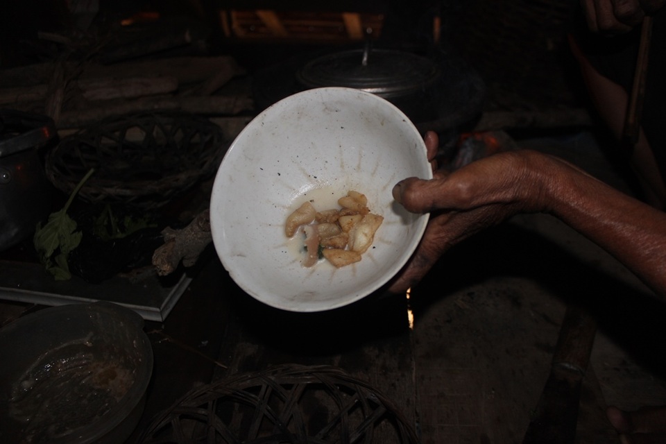 Chút thức ăn này cũng khiến bà Khang mừng rỡ trong những ngày này