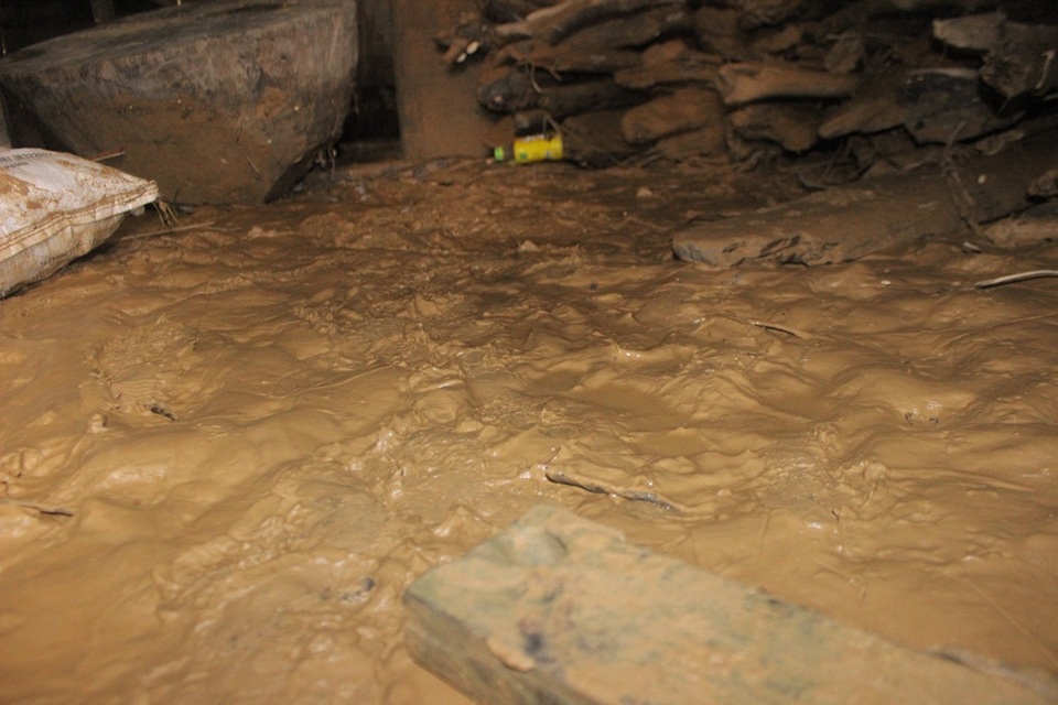 
Những lớp bùn nhầy nhụa sau khi nước rút
