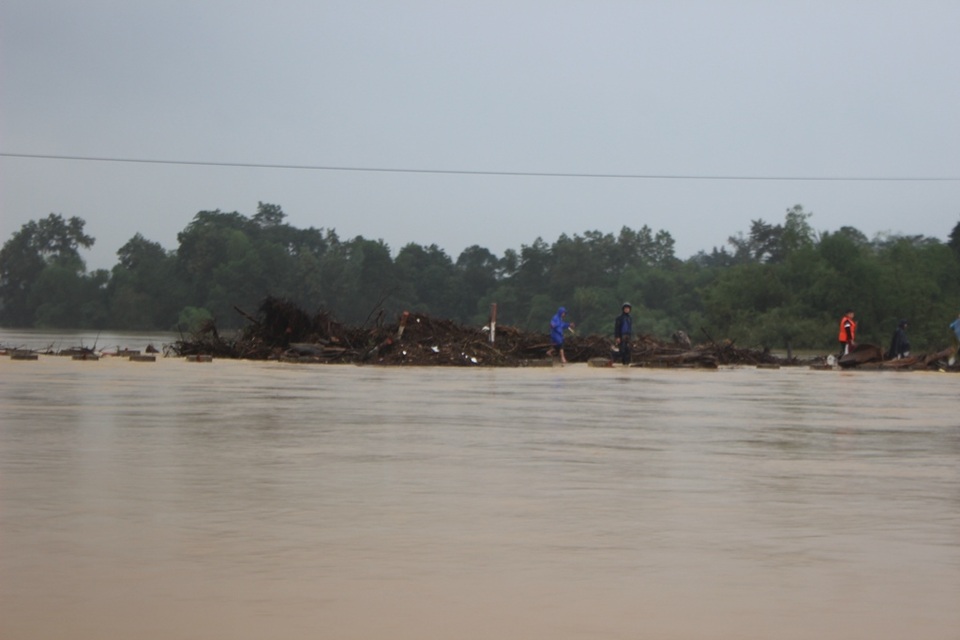 Càng về chiều có thêm nhiều người rủ nhau đi vớt gỗ