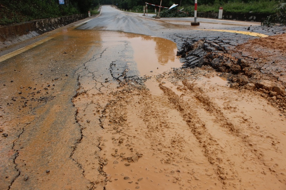 và các vết rạn lan rộng sang phần đường bên cạnh