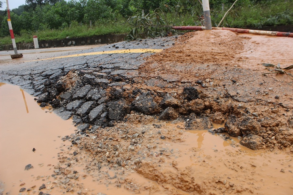 Nhiều vết lún sâu...