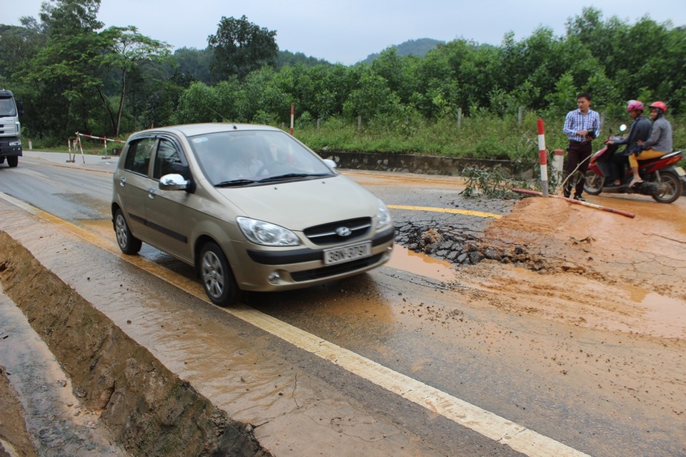 Vết hư hỏng rộng, các phương tiện lớn chỉ có thể lưu thông trên một làn đường