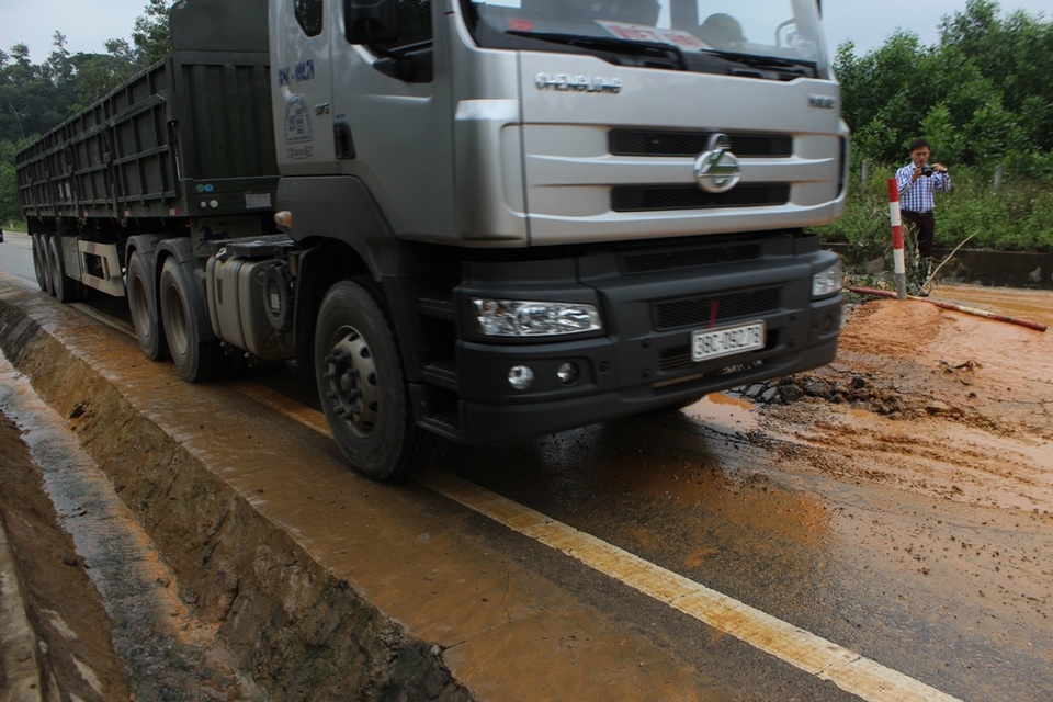 Phình lún bất  thường  trên QL15A - 6
