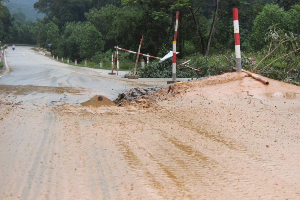 Bùn nhão khiến mặt đường tại đây trơn trượt