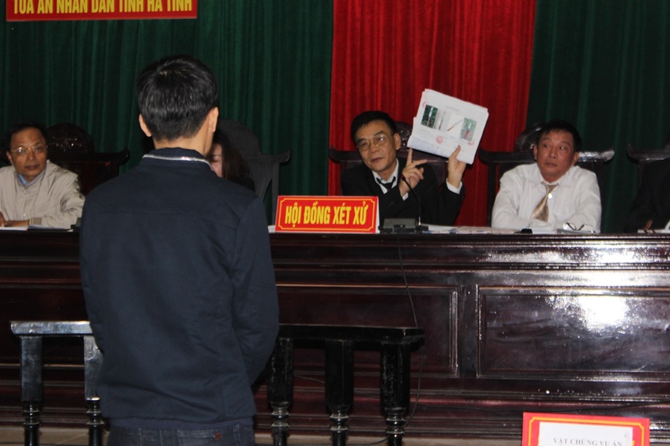 HĐXX nhiều lần đưa ra nhiều chứng cư phạm tội của bị cáo tại phiên tòa