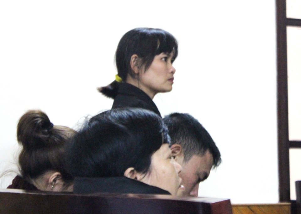 Vợ nạn nhân tỏ ra tức giận trước thái độ quanh co chối tội của bị cáo