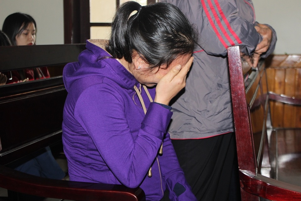 
Chị P.T. O - vợ bị cáo bật khóc tại phiên tòa
