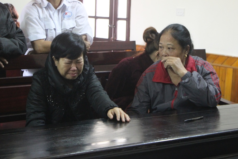 Mẹ bị cáo (áo khoác viền đỏ) xin lỗi gia đình bị hại tại phần nghị án