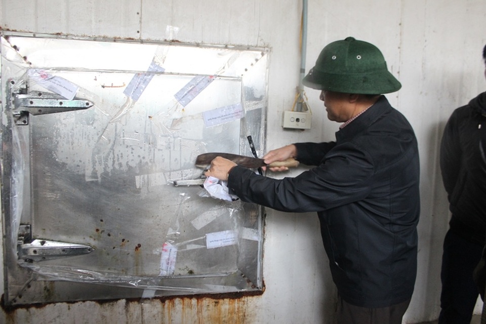 
Cơ quan chức năng bóc gỡ niêm phong để vận chuyển hải sản đông lạnh bị nhiễm độc đi tiêu hủy.
