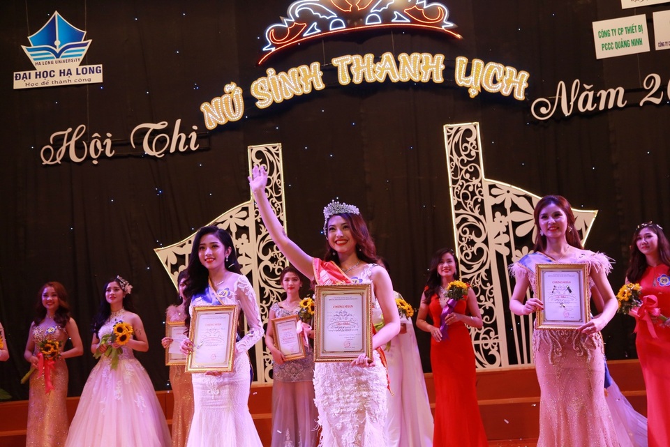 Hoa khôi giỏi ngoại ngữ được chọn là đại diện cho năm du lịch Quảng Ninh 2018 - 1 Sinh viên Lê Thị Hiên đăng quang tại Hội thi Nữ sinh thanh lịch trường đại học Hạ Long năm 2018