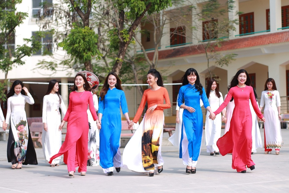 Hoa khôi giỏi ngoại ngữ được chọn là đại diện cho năm du lịch Quảng Ninh 2018 - 2 Nữ sinh trường đại học Hạ Long