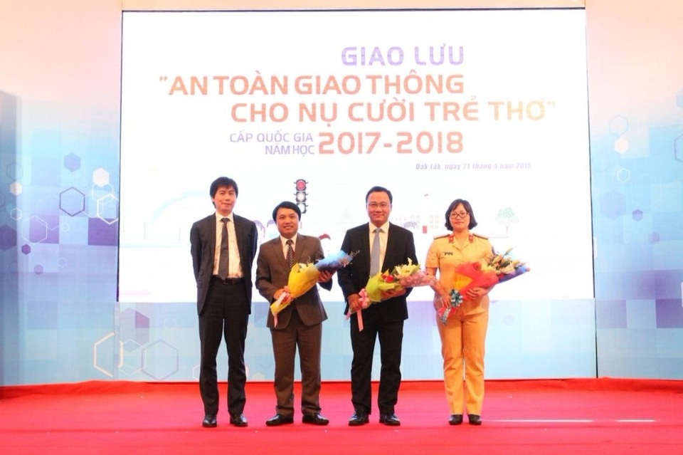 Hơn 630.000 bài dự thi “An toàn giao thông cho nụ cười trẻ thơ” - 1 Đại diện Công ty Honda Việt Nam tặng hoa cảm ơn các đơn vị phối hợp