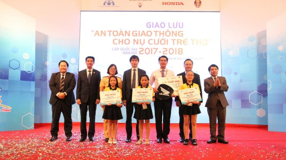 Hơn 630.000 bài dự thi “An toàn giao thông cho nụ cười trẻ thơ” - 5 Giáo viên và học sinh xuất sắc nhất của Hội giao lưu chụp ảnh lưu niệm cùng BTC
