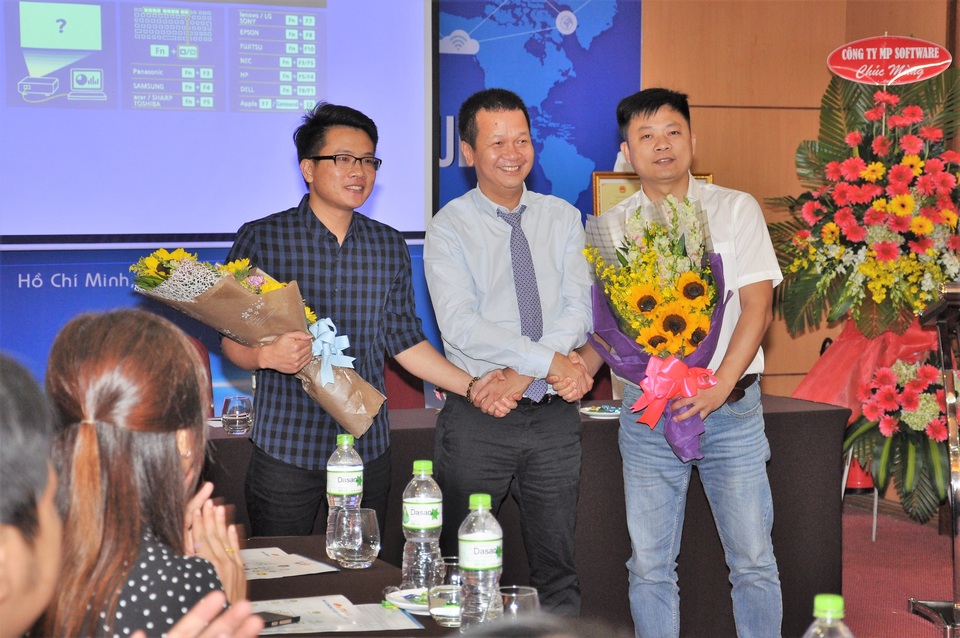 Ra mắt giải pháp quản lý tổng đài trên nền tảng điện toán đám mây MP Contact Center Cloud - 3 Ông Nguyễn Việt Trung - TGĐ Công ty Minh Phúc tặng hoa chúc mừng nhóm phát triển giải pháp quản lý Contact Center.