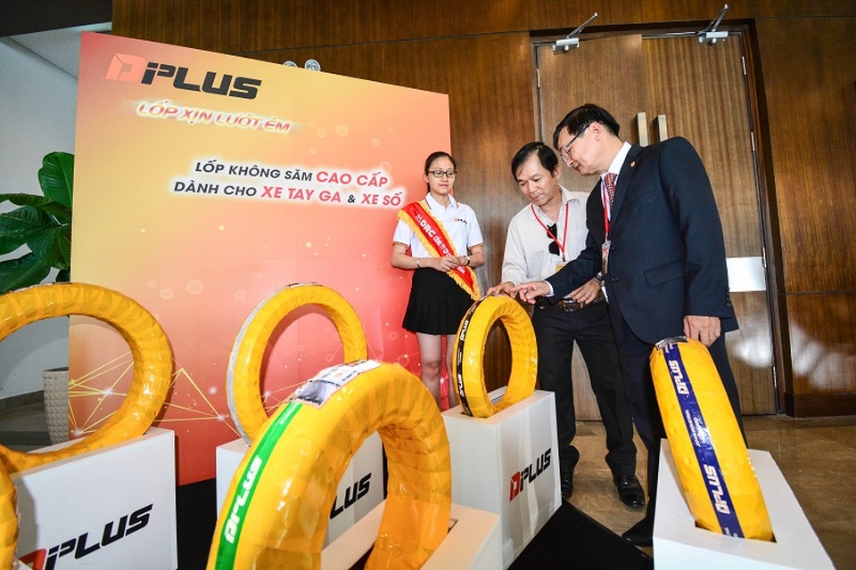 Lốp xe máy không săm sẽ “khuấy đảo” thị trường nhờ công nghệ đặc biệt? - 2 Công ty Cổ phần Cao su Đà Nẵng (DRC), đơn vị vừa mới tung ra thị trường sản phẩm lốp không săm cao cấp DPLUS – đánh dấu sự kiện quan trọng dành tặng cho hàng triệu khách hàng sử dụng xe máy tại Việt Nam.