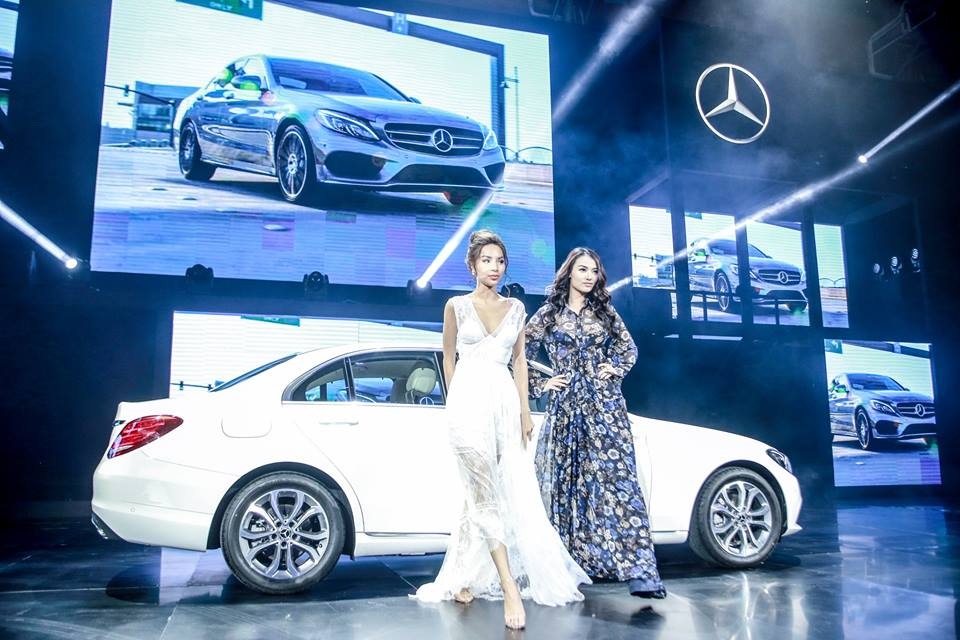 GLC200 và S450 Luxury xuất hiện ở sự kiện lớn nhất trong năm của Mercedes-Benz ở Hà Nội - 3 Show diễn quy tụ những sản phẩm xe mới, trung bày và giới thiệu những sản phẩm xe đang bán chạy, cùng nhiều chương trình tư vấn mua hàng và lái thử dành cho khách hàng.