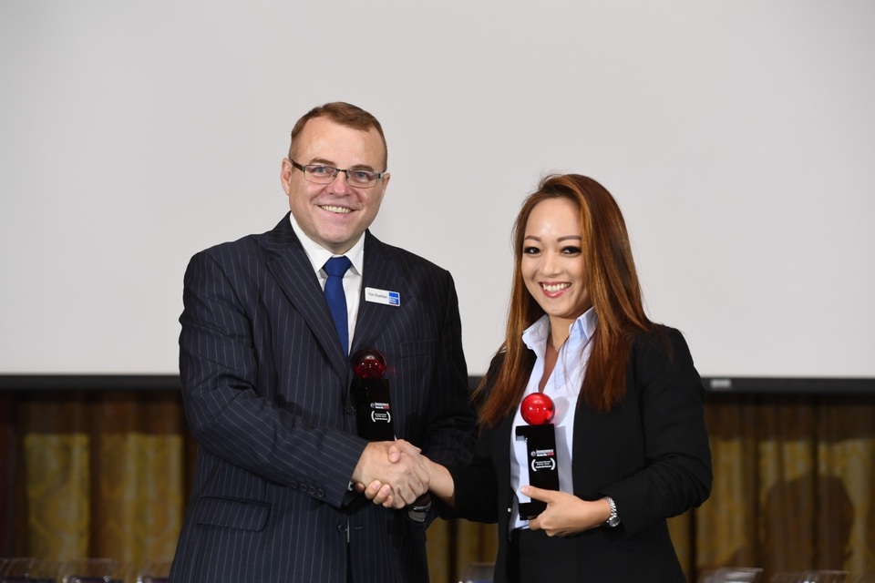 Chubb Life Việt Nam nhận hai giải thưởng Asia Awards - 1 Bà Bùi Minh Mai Khanh – Phó Chủ tịch Định phí Chubb Life Việt Nam nhận giải thưởng từ Ban Tổ chức.
