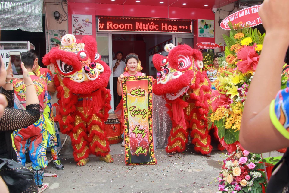 Gây dựng showroom nước hoa từ hai bàn tay trắng, mẹ trẻ 8X gây sốt cộng đồng mạng - 3 Từ hai bàn tay trắng nhưng với nỗ lực không biết mệt mỏi cuối cùng Bích Thùy cũng có một showroom nước hoa cho bản thân mình.