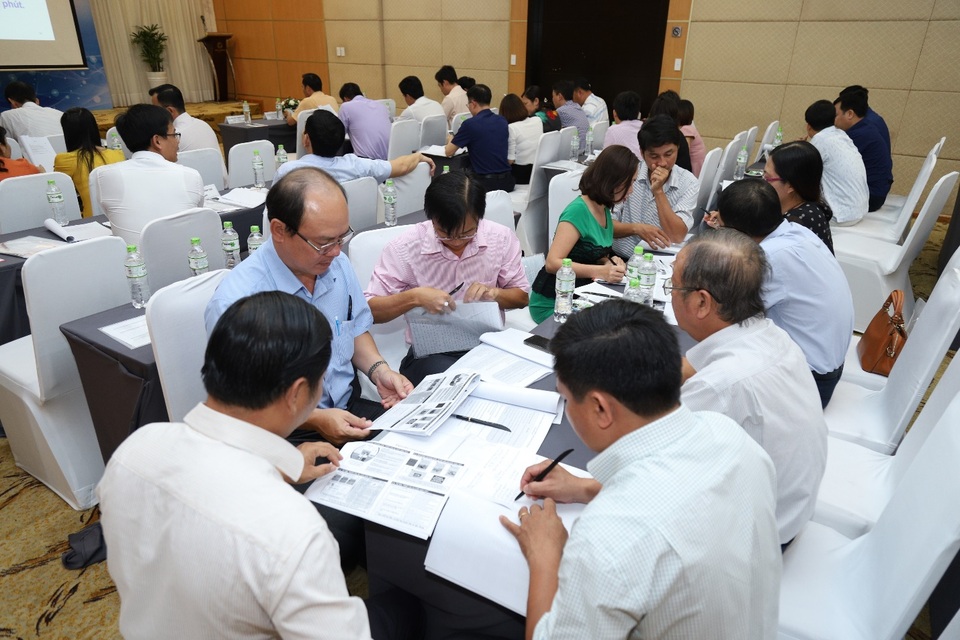 Tiếp tục mở rộng chương trình giáo dục an toàn giao thông cho học sinh - 3 Các thầy cô thảo luận về kế hoạch giảng dạy