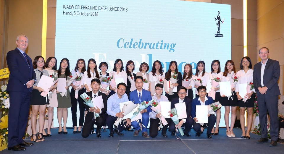 54 học viên đầu tiên đạt chứng chỉ quốc tế về Tài chính, Kế toán và Kinh doanh tại Việt Nam - 1 37 sinh viên Hà Nội đầu tiên đạt chứng chỉ quốc tế CFAB tại Việt Nam
