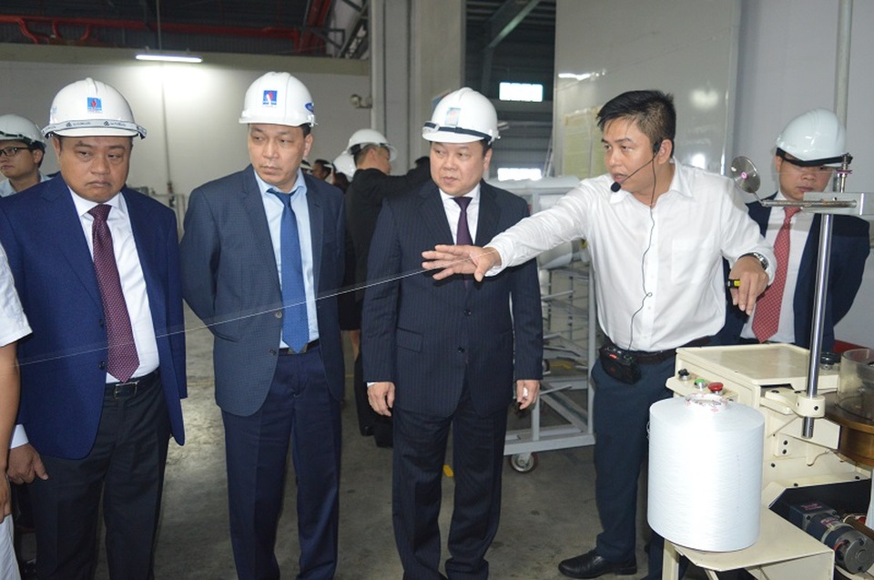 Ra mắt sản phẩm mới, nhà máy PV Tex sẽ được tái vận hành lại vào năm 2019 - 5 Ông Nguyễn Hoàng Anh – Chủ tịch Uỷ ban Quản lý vốn Nhà nước tại doanh nghiệp; ông Trần Sỹ Thanh – Chủ tịch Tập đoàn dầu khí Việt Nam; Thứ trưởng Bộ Công thương Đặng Hoàng An đi khảo sát quy trình sản xuất sợi AnPoly.
