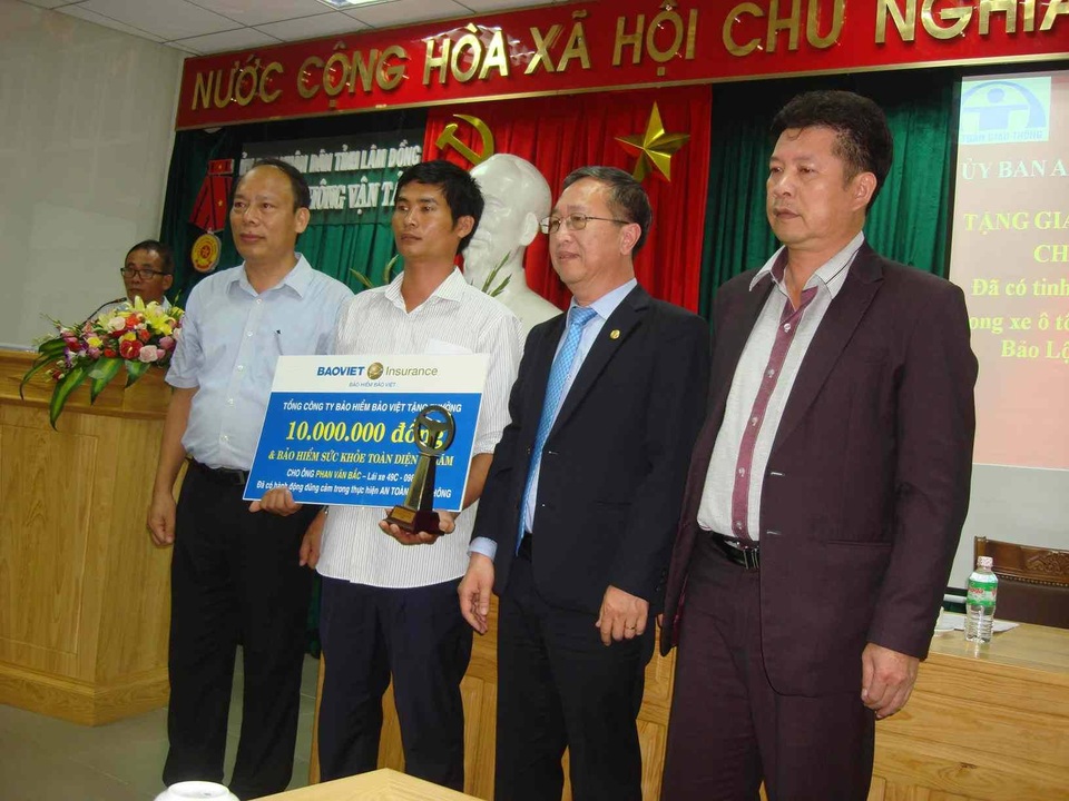 Bảo Việt tặng thưởng tài xế dũng cảm chặn xe mất phanh trên đèo - 1 Bảo Việt tặng thưởng tài xế dũng cảm chặn xe mất phanh trên đèo - 1