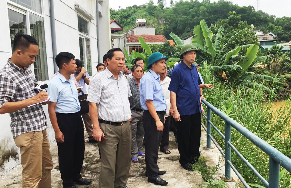 Khu vực dự án FLC Hạ Long đã giảm đáng kể tràn lấp bùn đất - 1 Ông Nguyễn Đức Long, Chủ tịch UBND tỉnh Quảng Ninh (ngoài cùng bên phải) đi thị sát khu vực dự án FLC Hạ Long