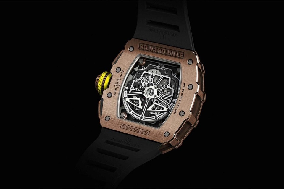 Richard Mille ra mắt đồng hồ RM 11-03 - đại diện chuẩn mực thẩm mỹ mới - 3 Mặt sau của bộ chuyển động đồng hồ RM 11-03 với sự đột phá trong thiết kế của con quay rotor truyền thống và 2 chiếc cánh vát xiên làm bằng vàng trắng 18k