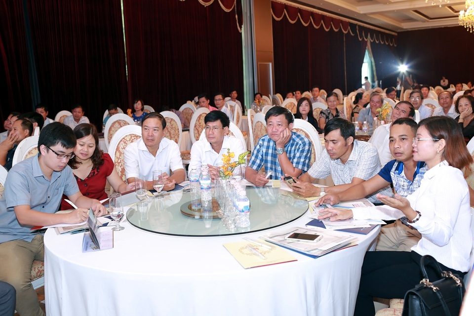 Hàng trăm khách hàng Ninh Bình chăm chú lắng nghe phân tích những lợi ích đầu tư với lợi nhuận hấp dẫn trong lễ mở bán FLC Sầm Sơn