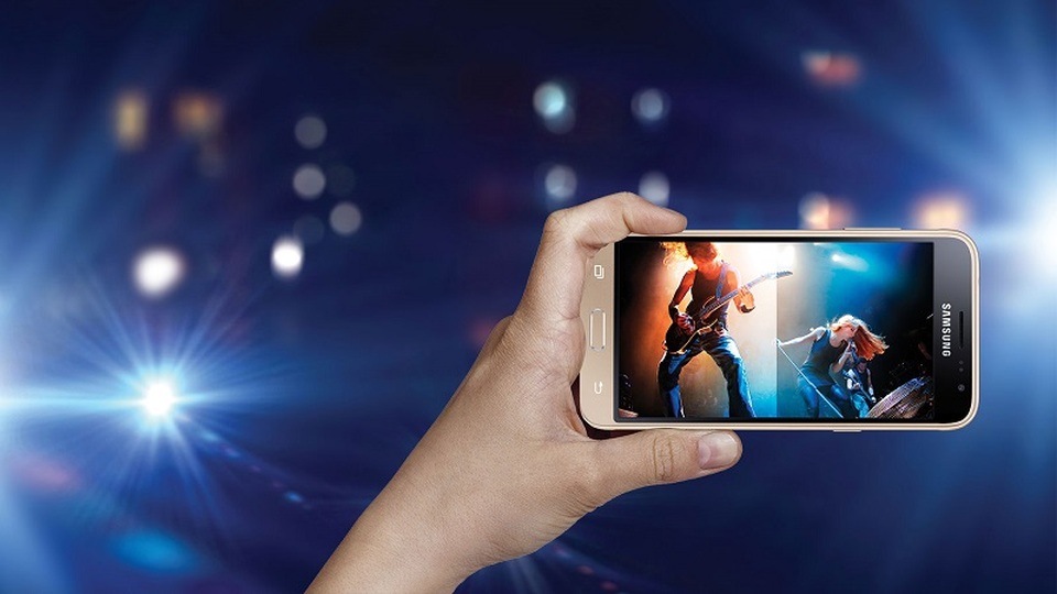 Smartphone Samsung tiếp tục “thống trị” ở hầu hết các phân khúc giá - 1 Thegioididong.com tặng ngay nón bảo hiểm hoặc hỗ trợ trả góp 0% dành cho tất cả khách hàng mua Galaxy J3 LTE và cả 2 phiên bản còn lại của dòng Galaxy J là J5 và J7