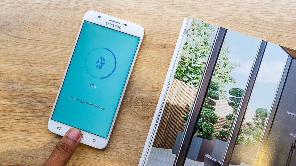 Smartphone Samsung tiếp tục “thống trị” ở hầu hết các phân khúc giá - 2 Từ nay đến hết ngày 22/9, khách hàng sẽ nhận trọn bộ quà tặng độc quyền bao gồm 1 nón bảo hiểm, 1 balo và 1 áo thun cùng cơ hội trúng vàng SJC 9999 khi tham gia đặt hàng Galaxy J7 Prime