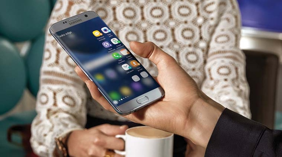 Smartphone Samsung tiếp tục “thống trị” ở hầu hết các phân khúc giá - 4 Khách hàng được lựa chọn 1 trong 3 quà tặng: trả góp 0% hoặc PMH 700,000đ hoặc Sạc không dây khi mua Galaxy S7 Edge tại thegioididong.com