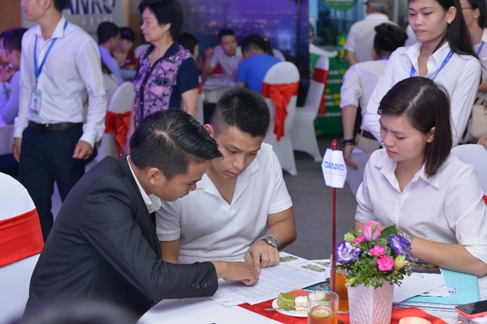 Bất động sản Hà Đông rộn ràng khuyến mại - 2 Trong tháng 9 này, khách hàng được tặng ngay 1 chuyến du lịch Khám phá Mùa thu Châu Âu 10 ngày khi mua căn hộ FLC Star Tower