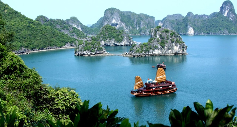 Xuống biển xây nhà trên núi: Bước đi táo bạo của “gã khổng lồ” dám nghĩ khác - 1 Hạ Long được coi là “tâm điểm” bất động sản nghỉ dưỡng phía Bắc khi sở hữu Kỳ quan thiên nhiên thế giới Vịnh Hạ Long
