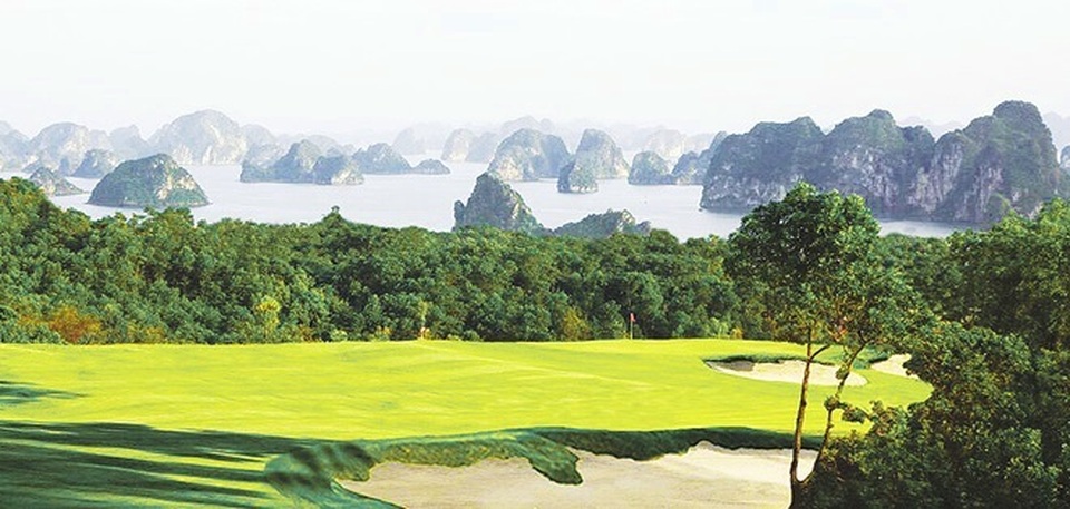 Xuống biển xây nhà trên núi: Bước đi táo bạo của “gã khổng lồ” dám nghĩ khác - 3 FLC Hạ Long nằm trong quần thể với những tiện ích “có một không hai” như sân golf trên đồi view Vịnh Hạ Long tuyệt đẹp, trường huấn luyện thể thao cưỡi ngựa…