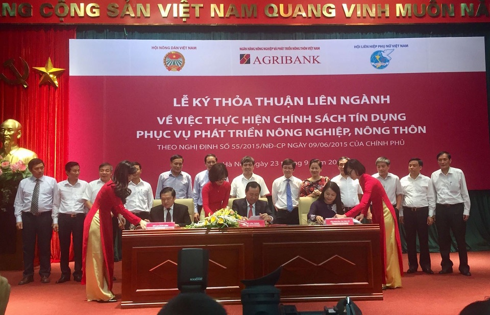 Agribank ký thỏa thuận liên ngành về việc thực hiện chính sách tín dụng - 1 Đại diện Hội Nông dân Việt Nam, Ngân hàng Agribank, Hội Phụ nữ Việt Nam ký kết biên bản thỏa thuận liên ngành chiều ngày 23/9/2016 tại Hà Nội